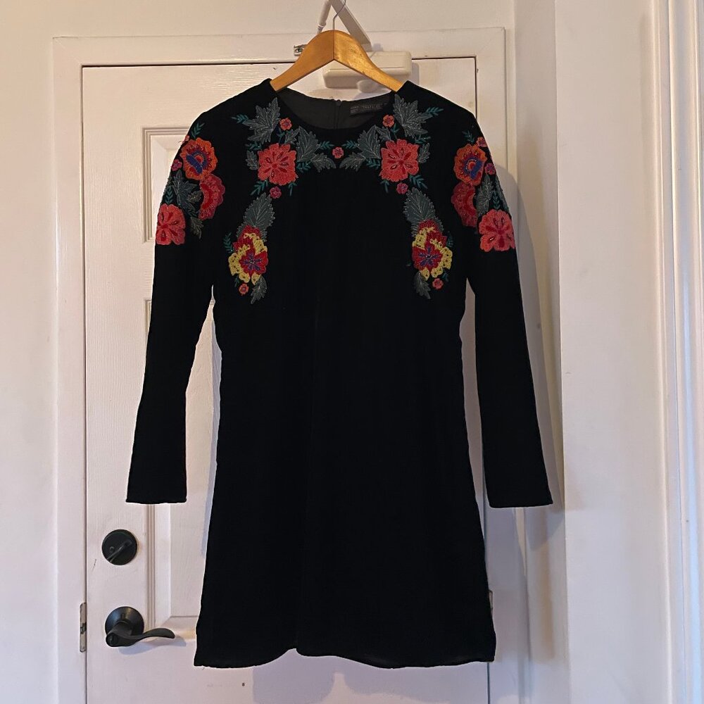 Zara Trafaluc Black Velvet Long Sleeve Dress with Floral Embroidery Size Small